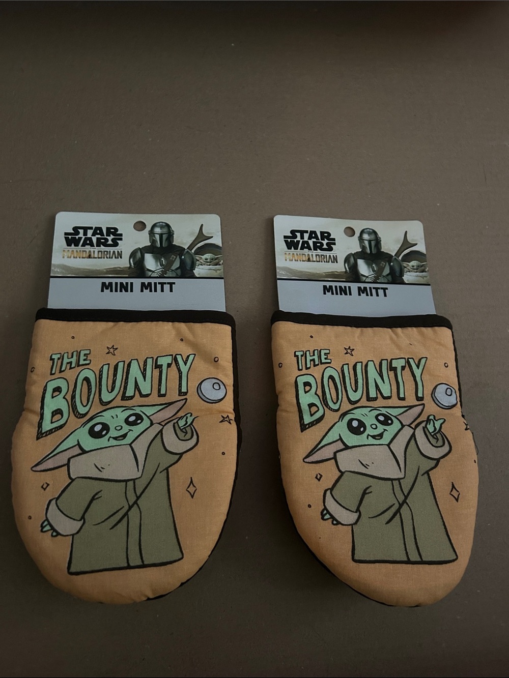 Star Wars Baby Yoda 'The Bounty' Mini Oven Mitts - Tan & Green